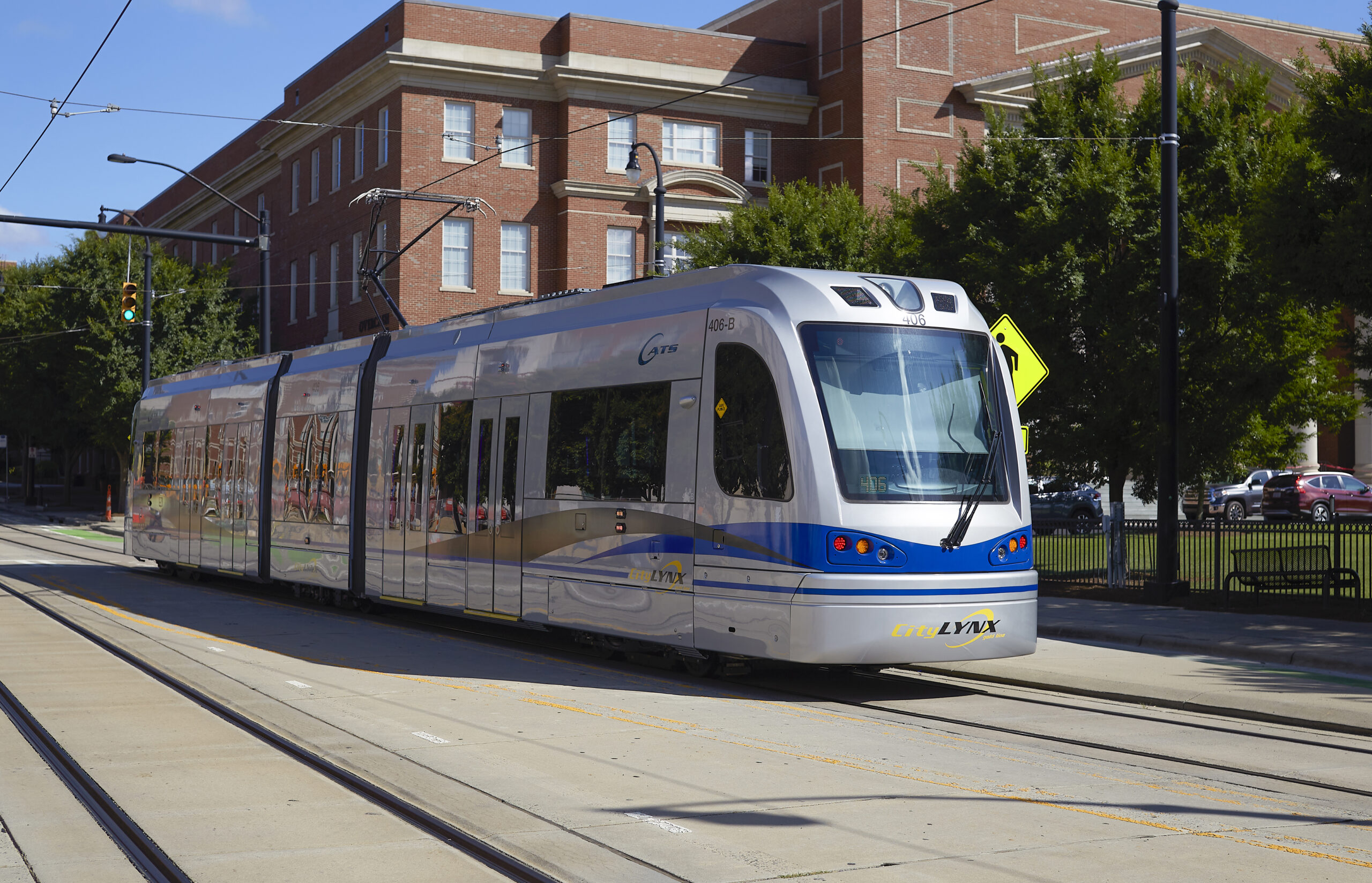 Гибридный трамвай производства Siemens Mobility на улицах Шарлотта, США