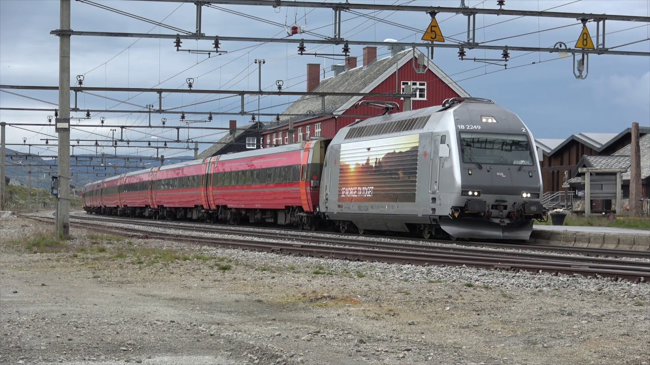 Пассажирский поезд дальнего следования на железнодорожной сети Норвегии