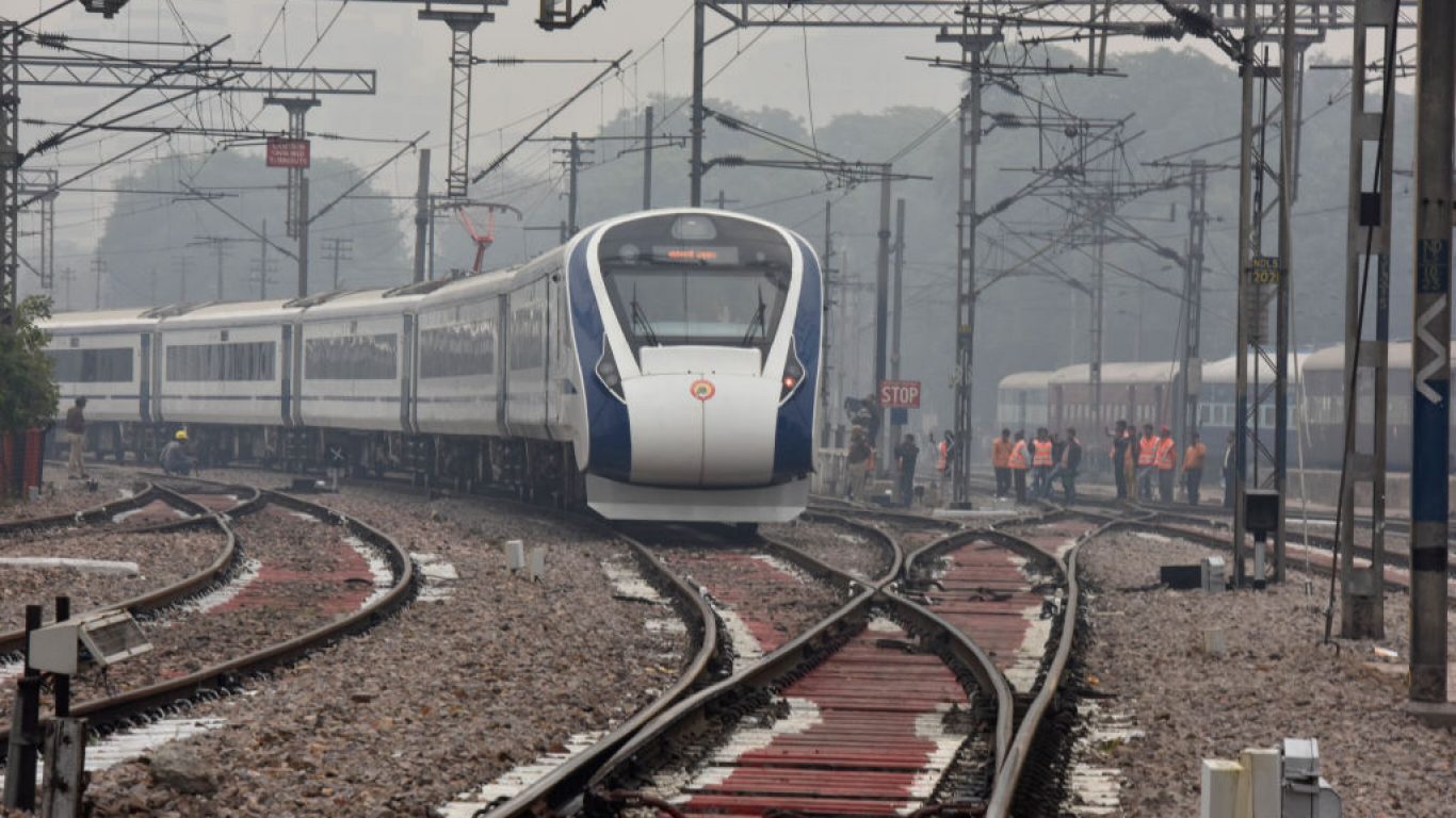 Vande Bharat Express отправляется с железнодорожного вокзала Нью-Дели, Индия
