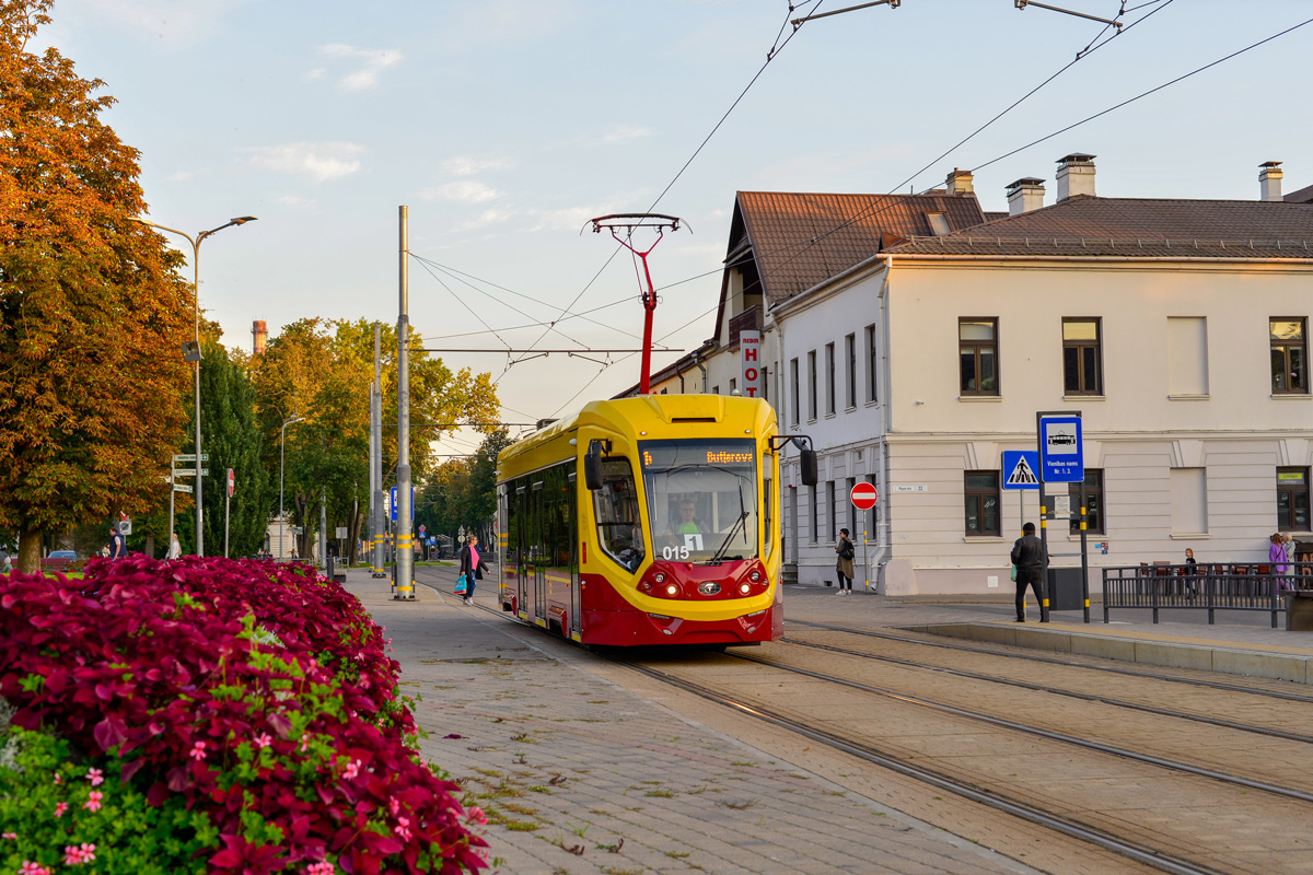 Трамвай 71-911 «City Star» производства ПК ТС в Даугавпилсе, Латвия, сентябрь 2021 года