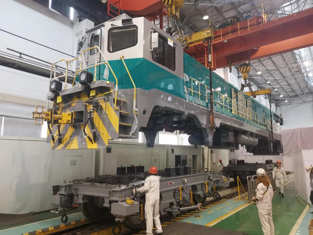 Финальная сборка локомотива на заводе в Чжучжоу