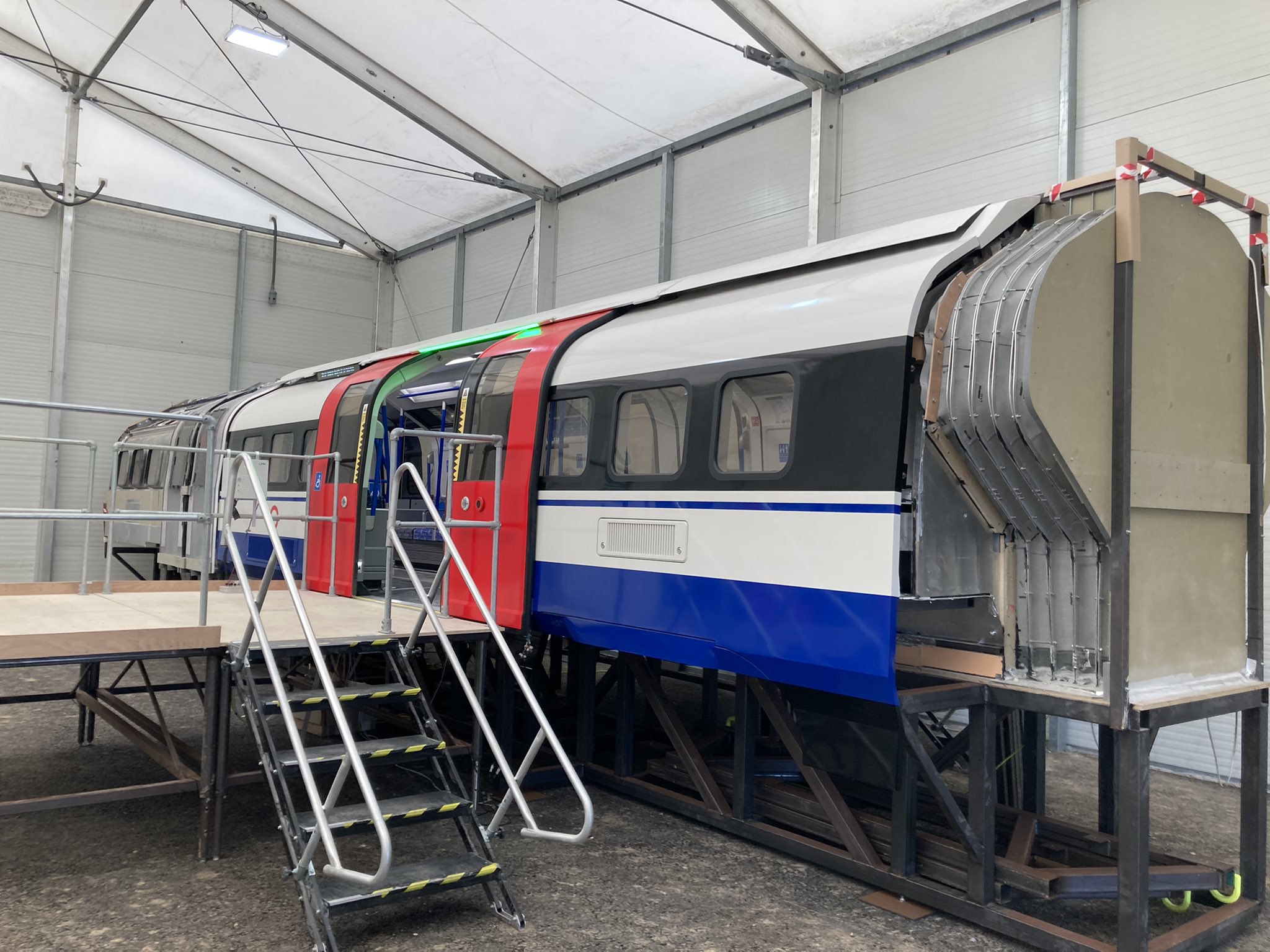 Макет поезда метро Inspiro для Лондона на заводе в Гуле