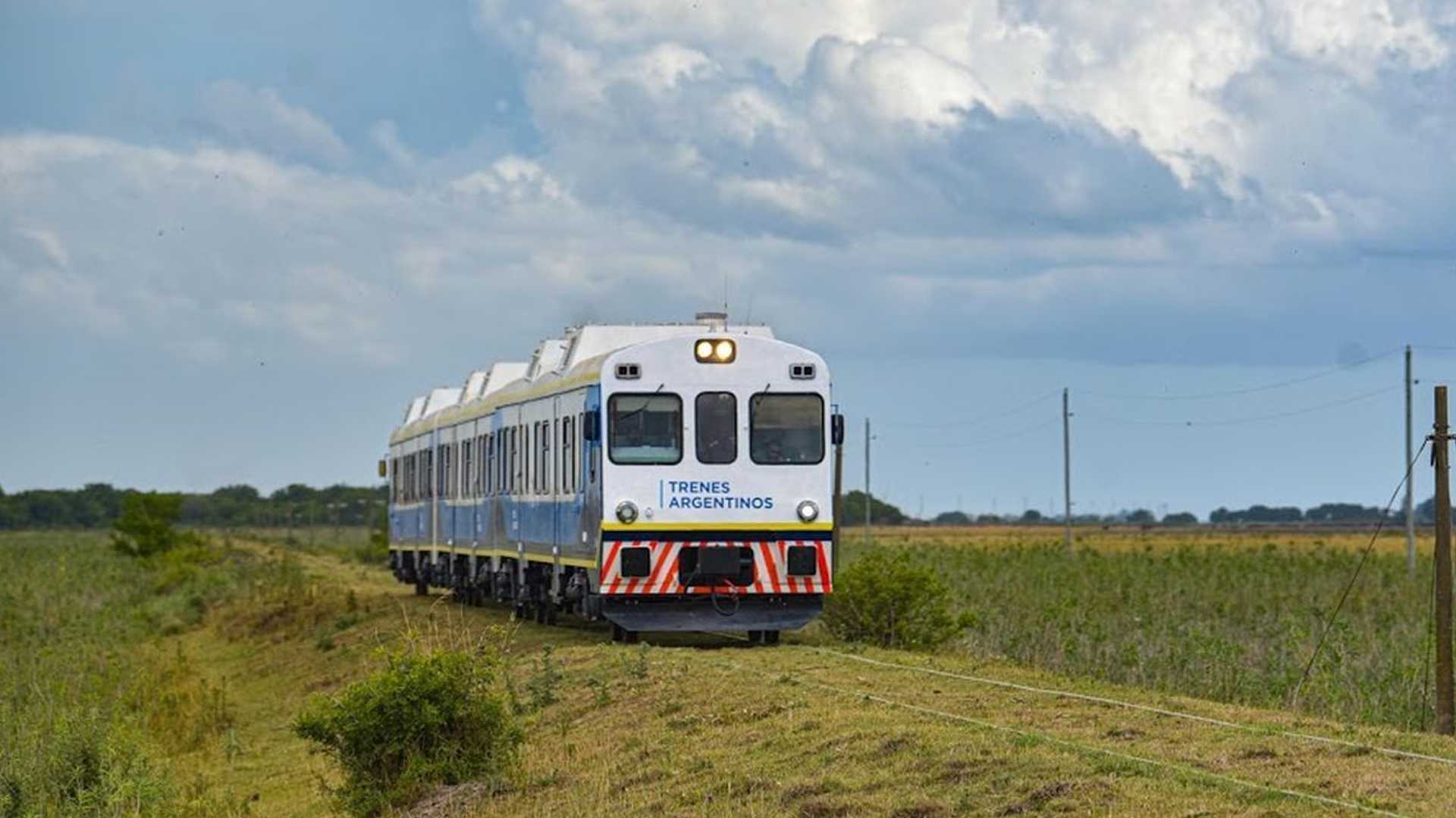 Дизель-поезд CAF серии 593 на линии Генерал Гвидо – Пинамар