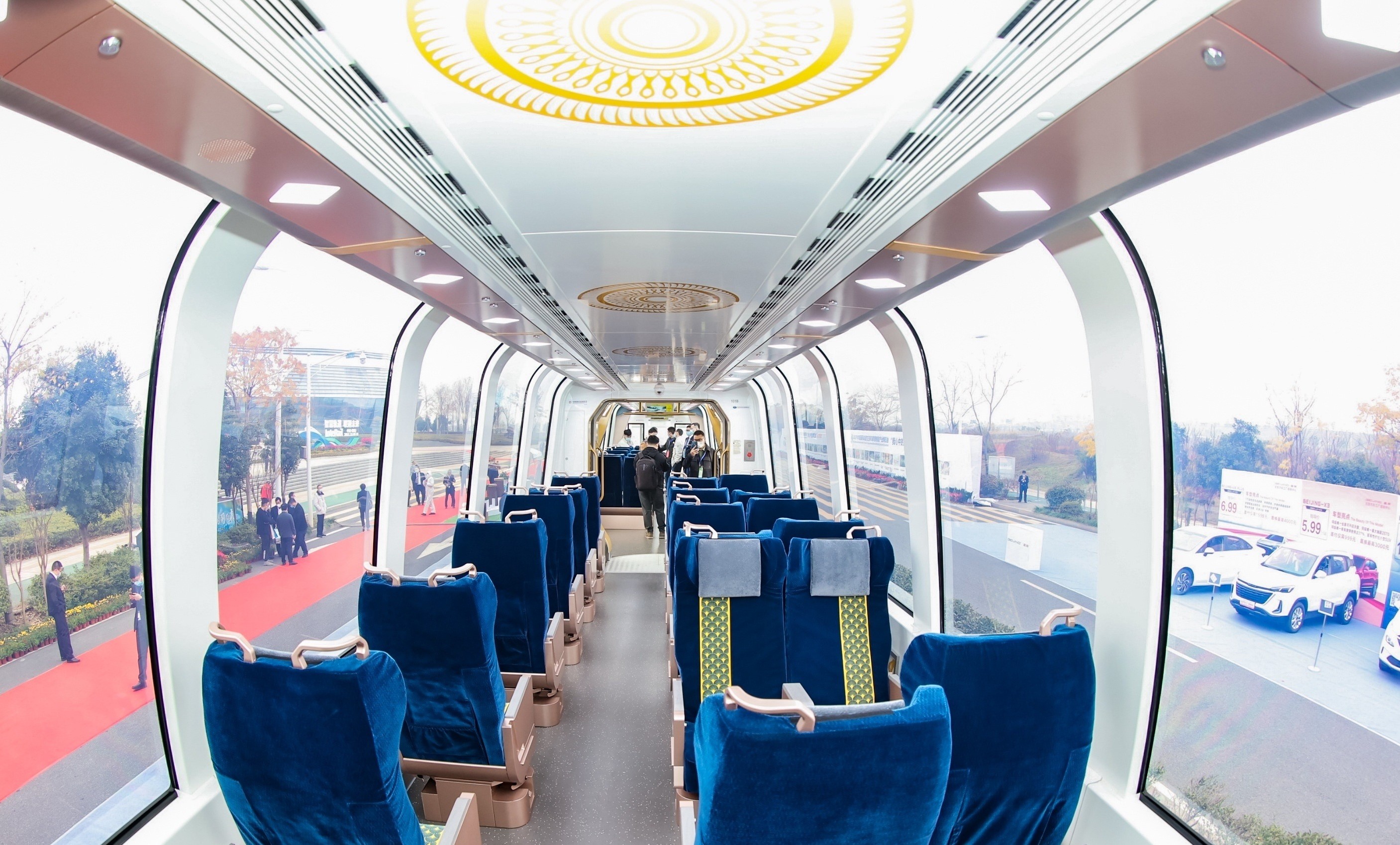 Внутри поезда с панорамными окнами