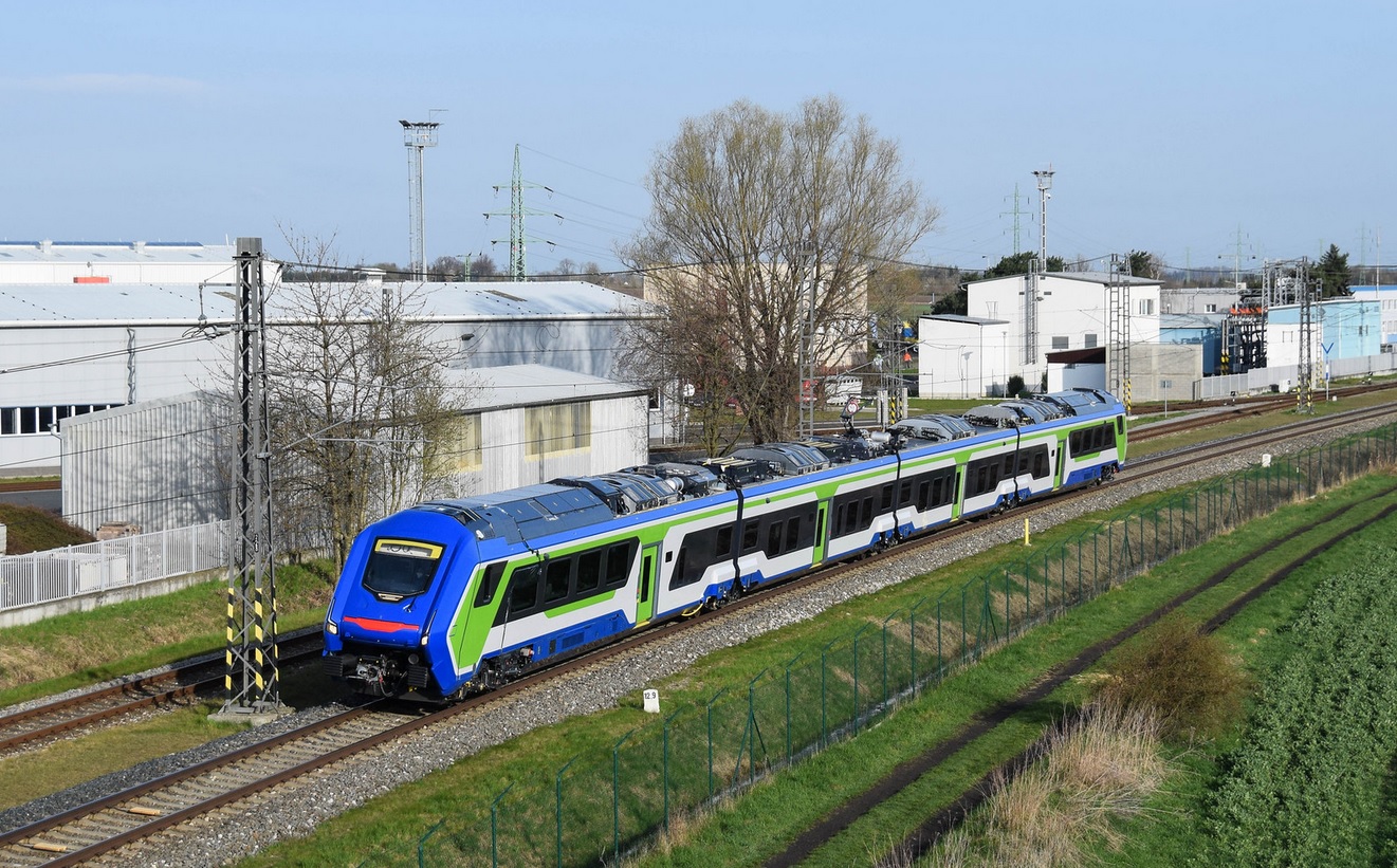 Гибридный поезд Hitachi Blues на испытаниях в чешском Велиме