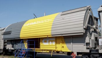 Первый в России грузовой вагон с раскрывающейся крышей запущен в опытную эксплуатацию