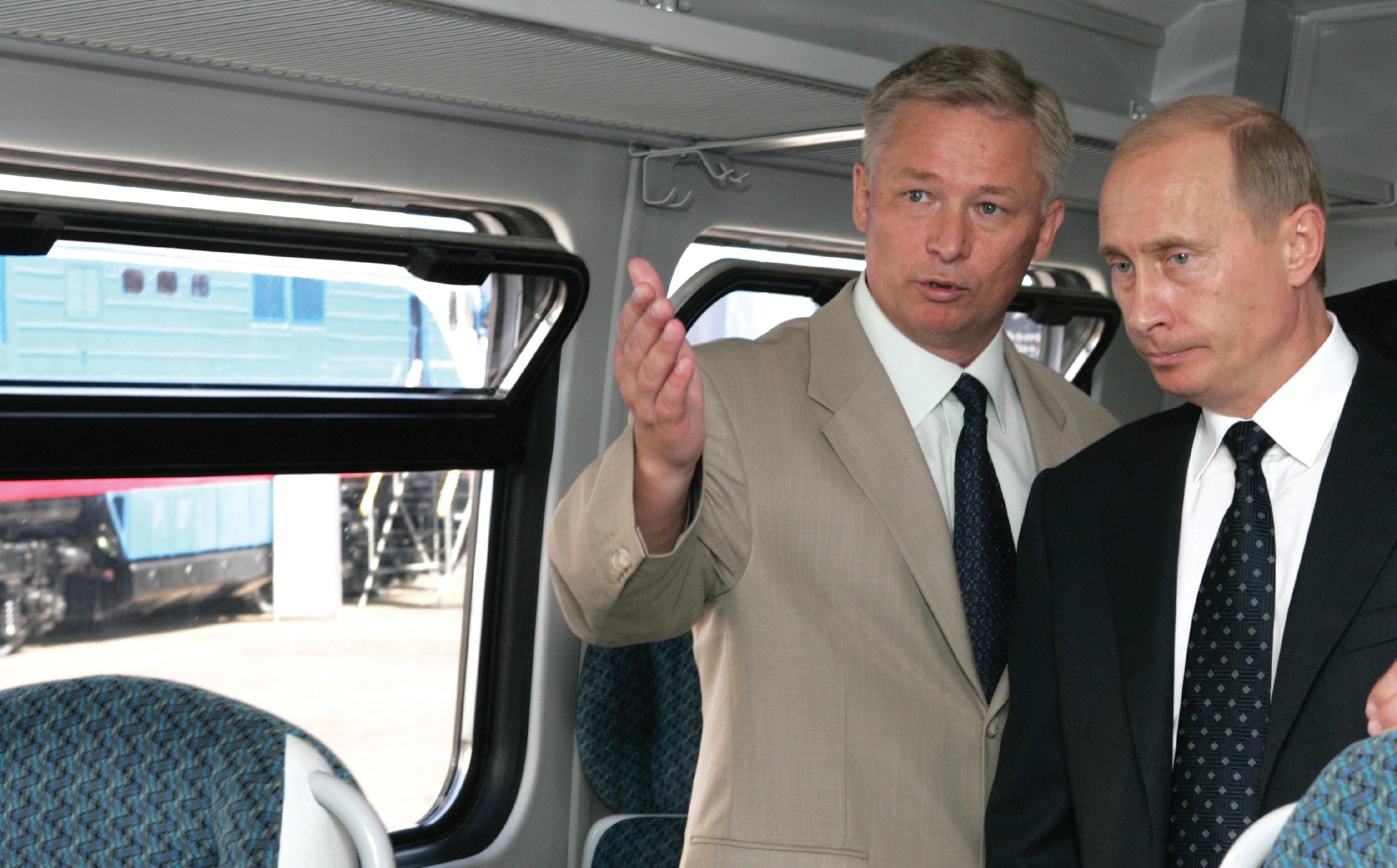 Генеральный директор МВМ Андрей Андреев показывает Президенту России Владимиру Путину рельсовый автобус РА2, август 2005 года