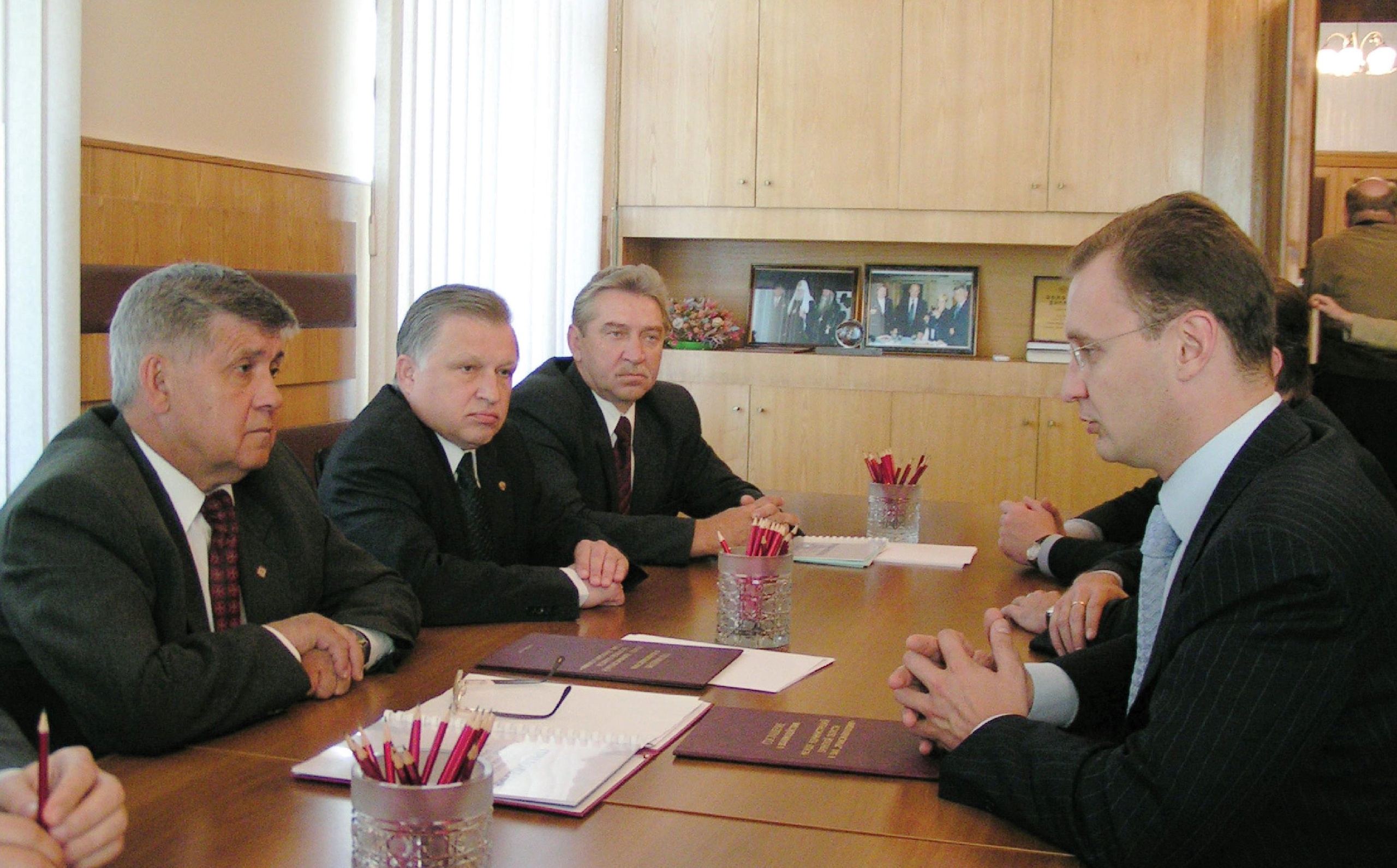 Подписание первого соглашения о взаимодействии между губернатором Брянской области Юрием Лодкиным и председателем совета директоров ТМХ Дмитрием Комиссаровым (справа). Апрель 2004 года