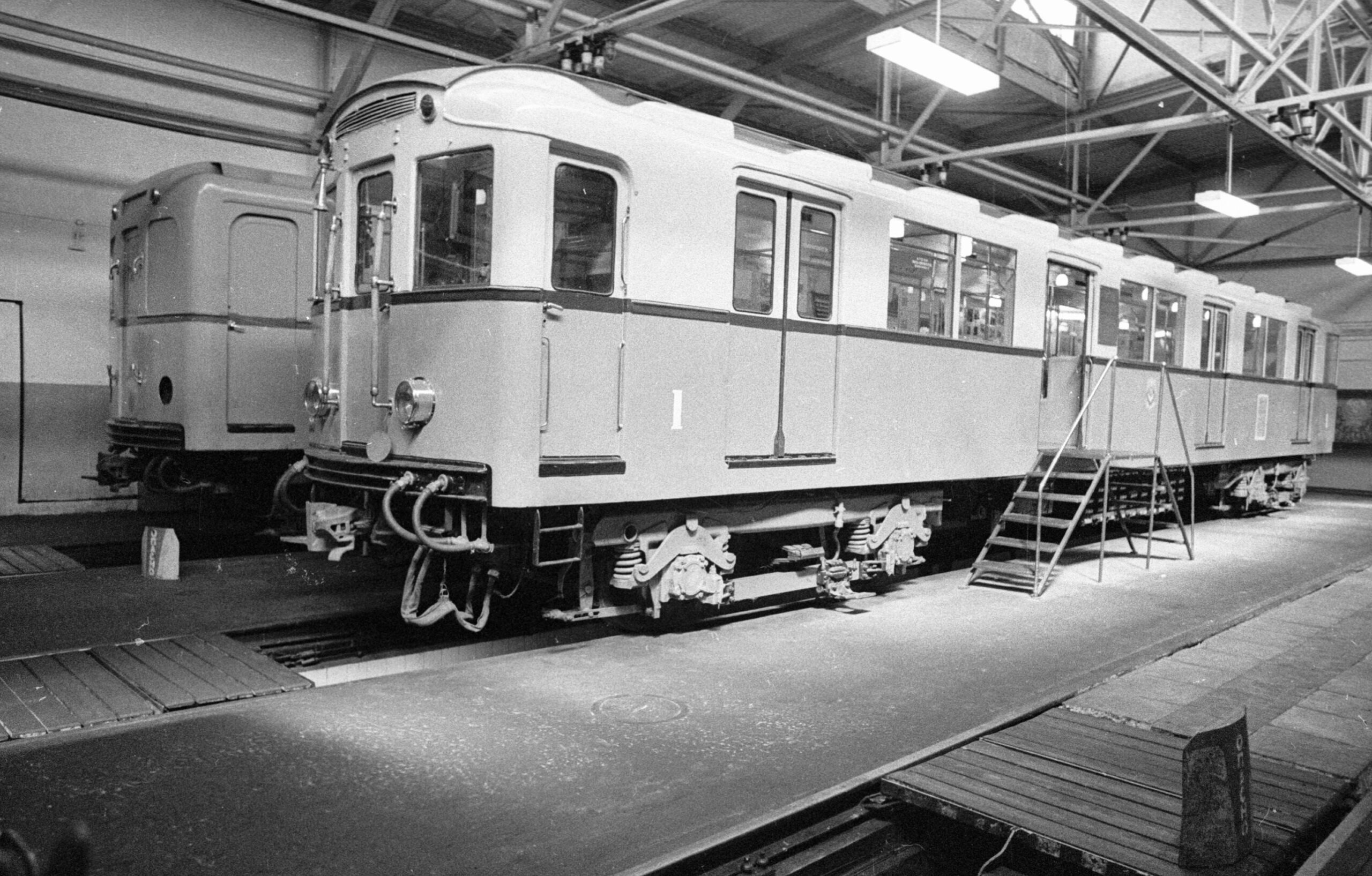 1935 — Пущен первый испытательный поезд Московского метрополитена.