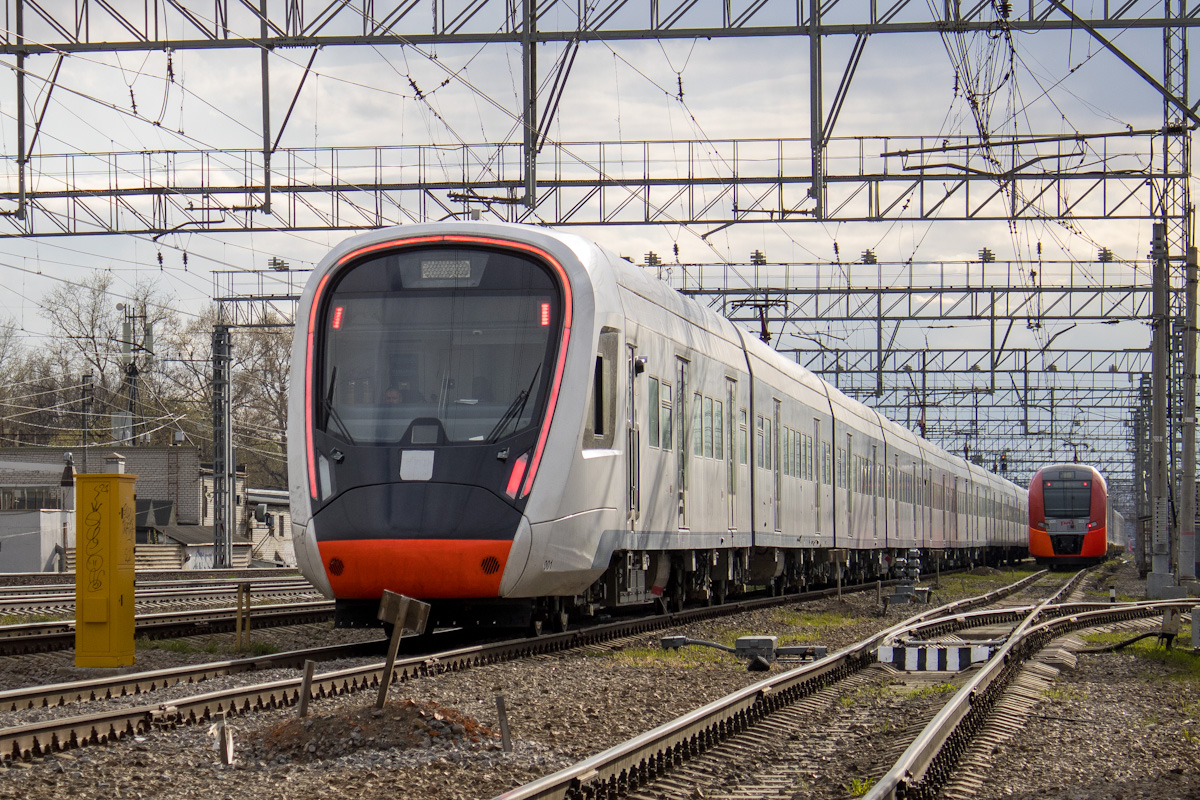 Электропоезд ЭГЭ2Тв «Иволга 3.0» производства ТМХ на станции Кусково, апрель 2022 года