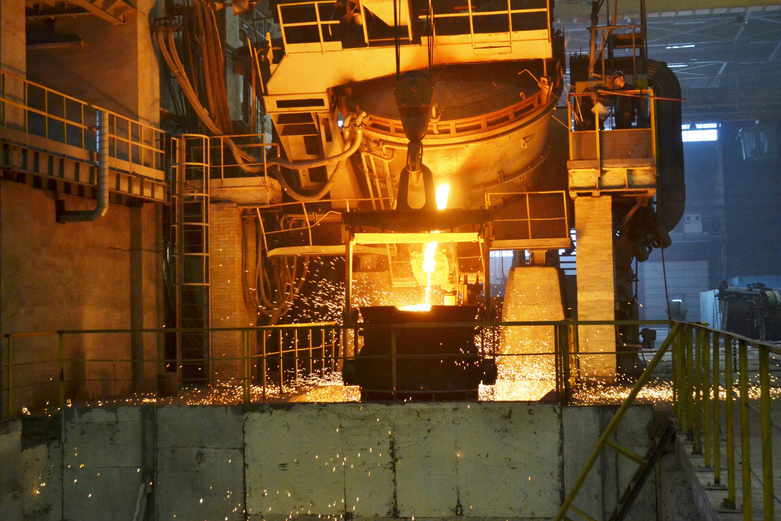 Литье стали на заводе «Бежицкая сталь»
