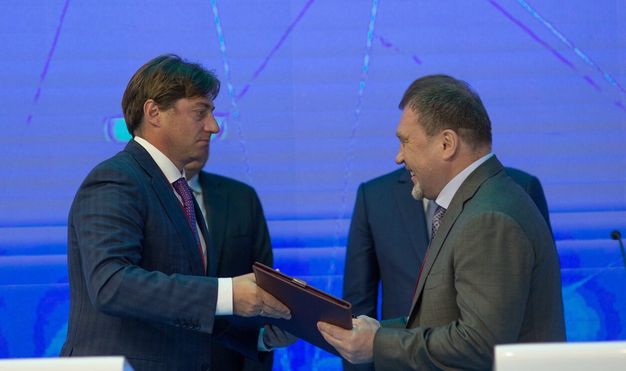 Подписание соглашения (слева направо): генеральный директор ТМХ Кирилл Липа и генеральный директор Группы ПТК Александр Силкин