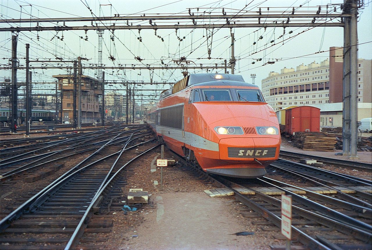 Высокоскоростной поезд первого поколения TGV серии PSE близ Лионского вокзала, 1987 год