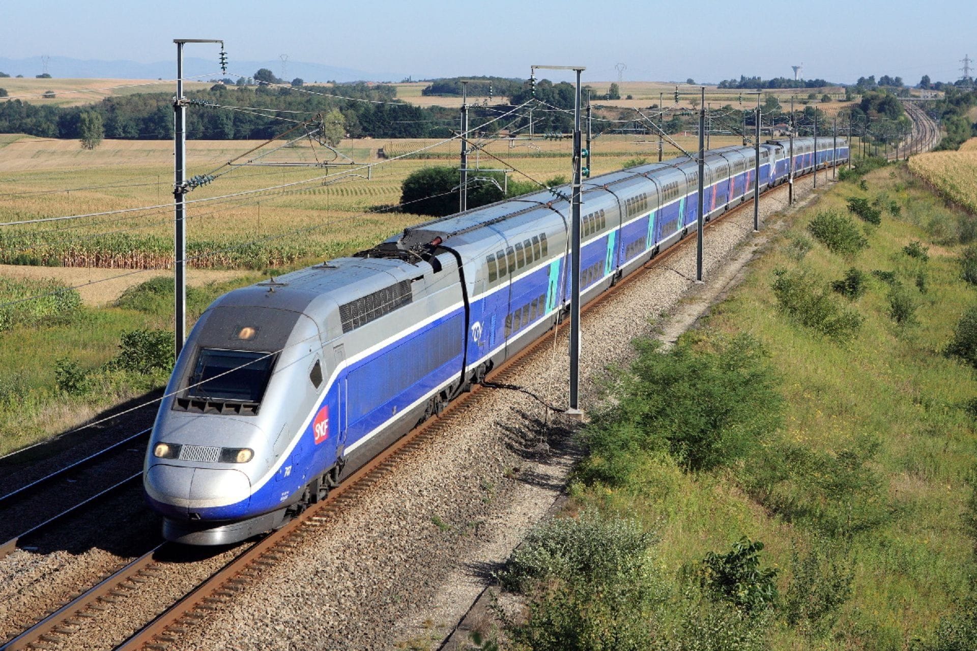 Двухэтажный высокоскоростной поезд TGV серии Duplex в Бургундии Франш-Конте