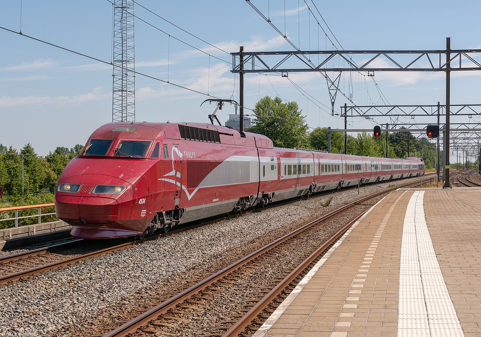 Поезд Thalys TGV проходит через Хофддорп на линии Париж-Север