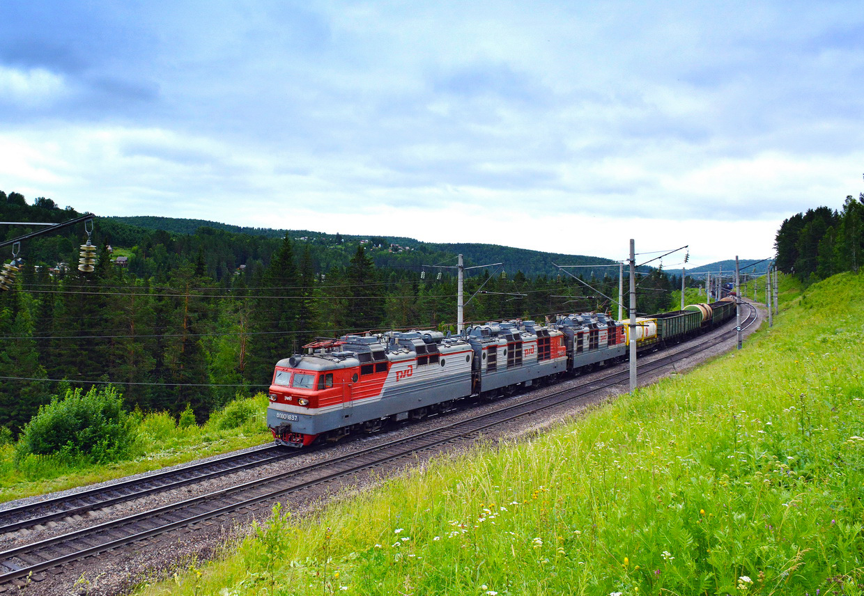 Электровоз ВЛ80Р с грузовым поездом на перегоне Таёжный - Сорокино, Красноярский край, 2018 год
