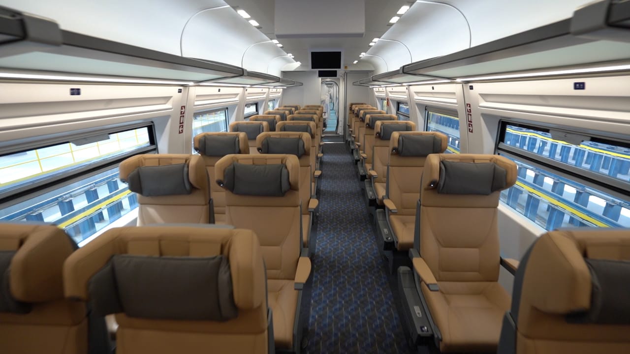 Салон вагона первого класса пассажирского поезда Talgo для линии Александрия – Каир – Асуан