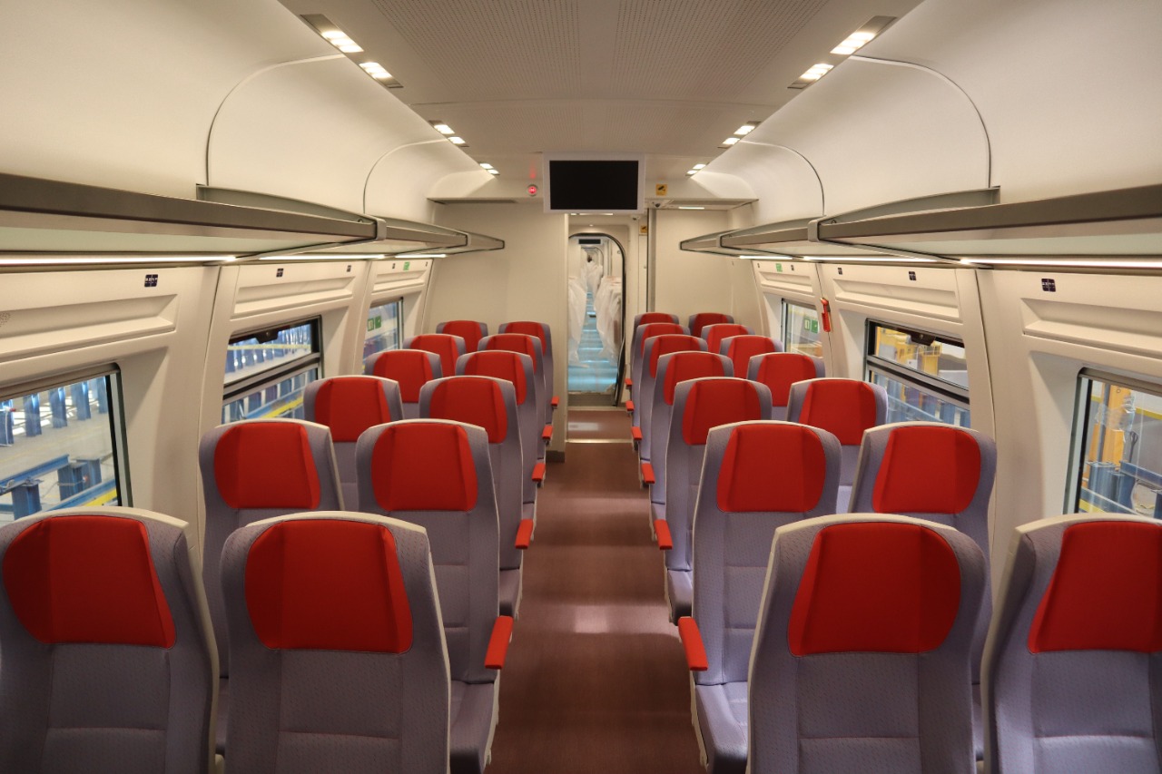 Салон вагона второго класса пассажирского поезда Talgo для линии Александрия – Каир – Асуан