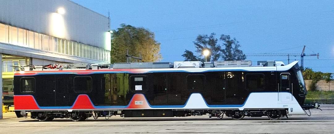 Поезд метро, выпущенный Titagarh в Италии
