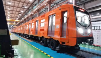 CRRC представила первый поезд метро для Мексики на шинном ходу