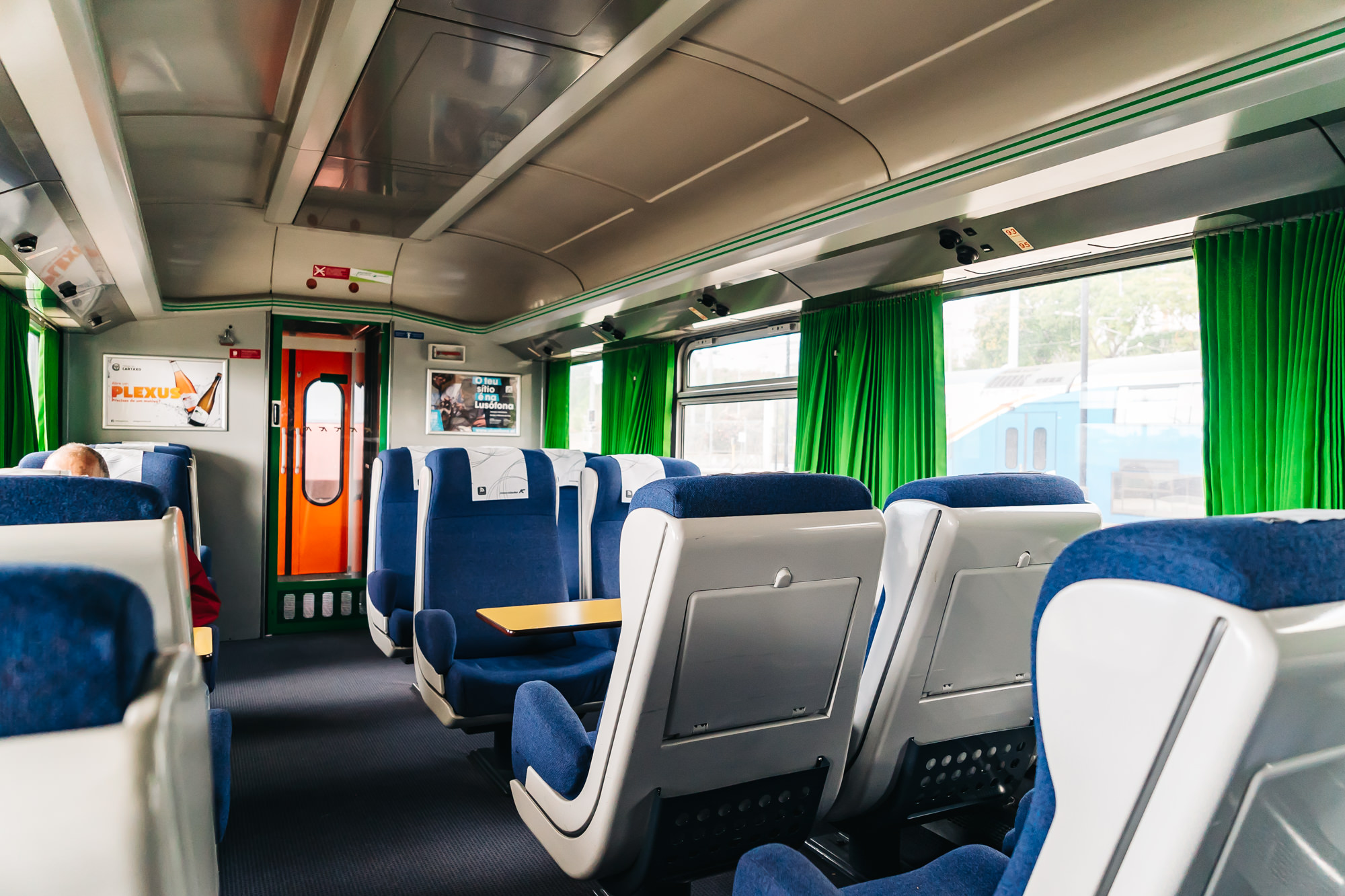 Вагон первого класса поезда Лиссабон – Албуфейра перевозчика CP