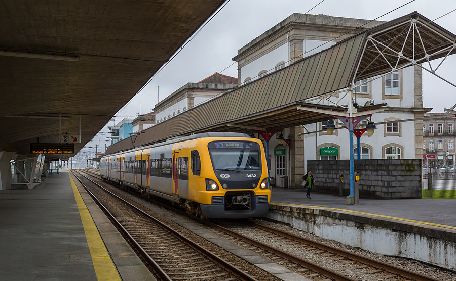 Пригородный поезд CP на станции в Порту