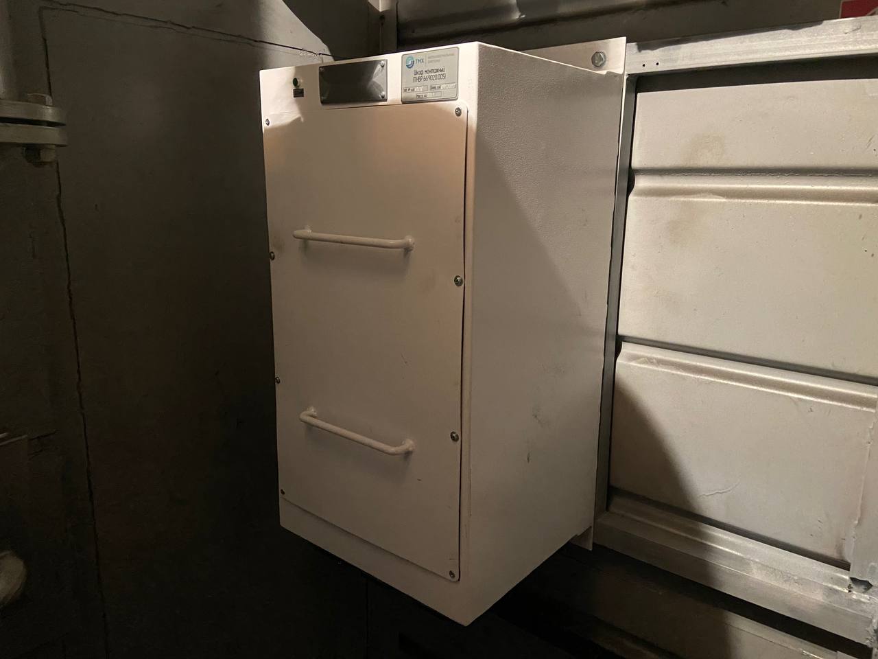 Монтажный шкаф ТМХ-ИС с бортовой системой диагностики на электровозе 2ЭС5К в депо Кандалакша, Октябрьская железная дорога