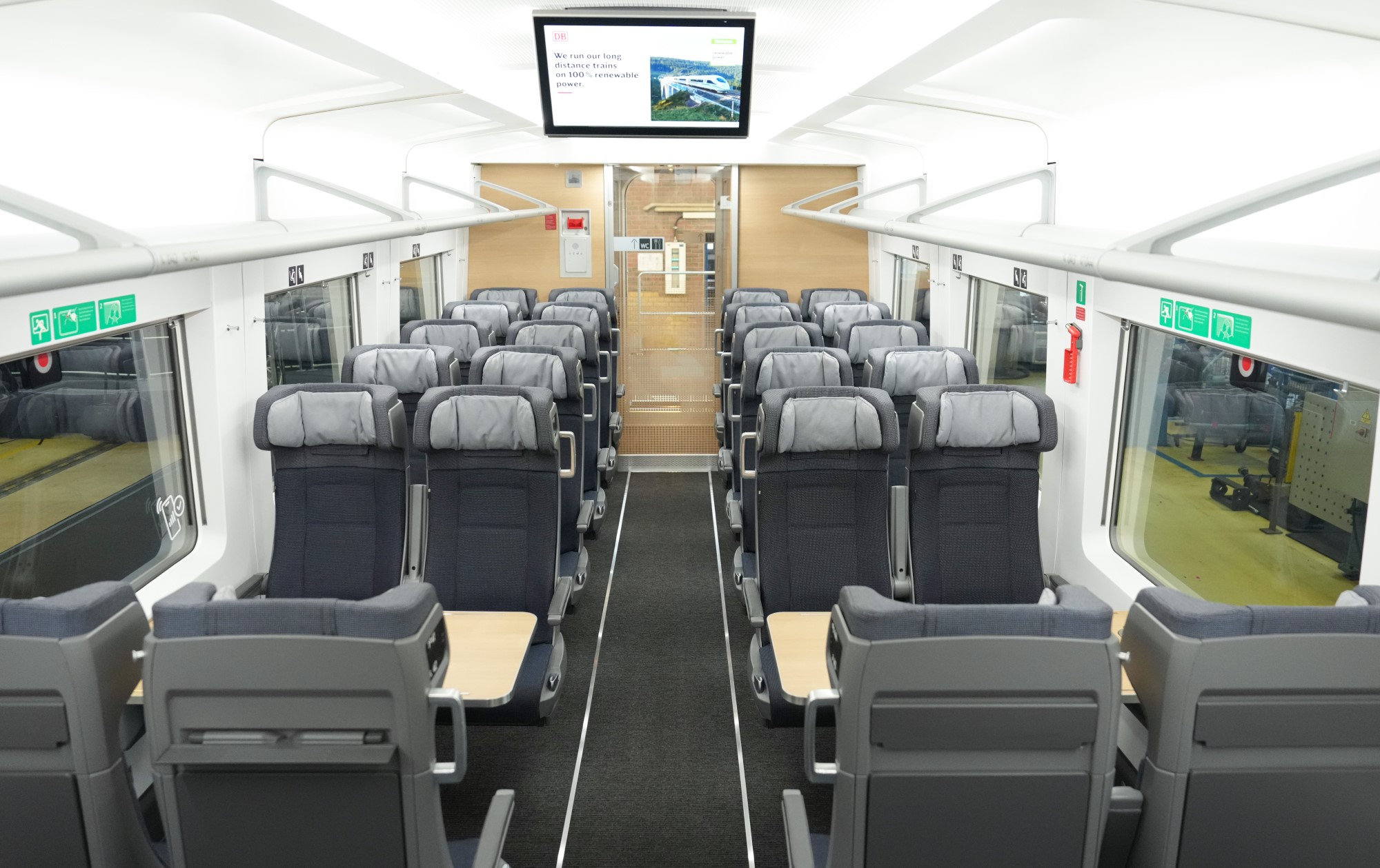 Салон первого вагона локомотивной тяги Talgo для поездов Deutsche Bahn ICE L