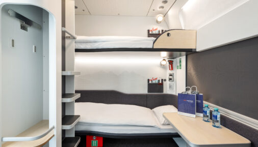 Интерьер двухместного спального вагона повышенной комфортности.