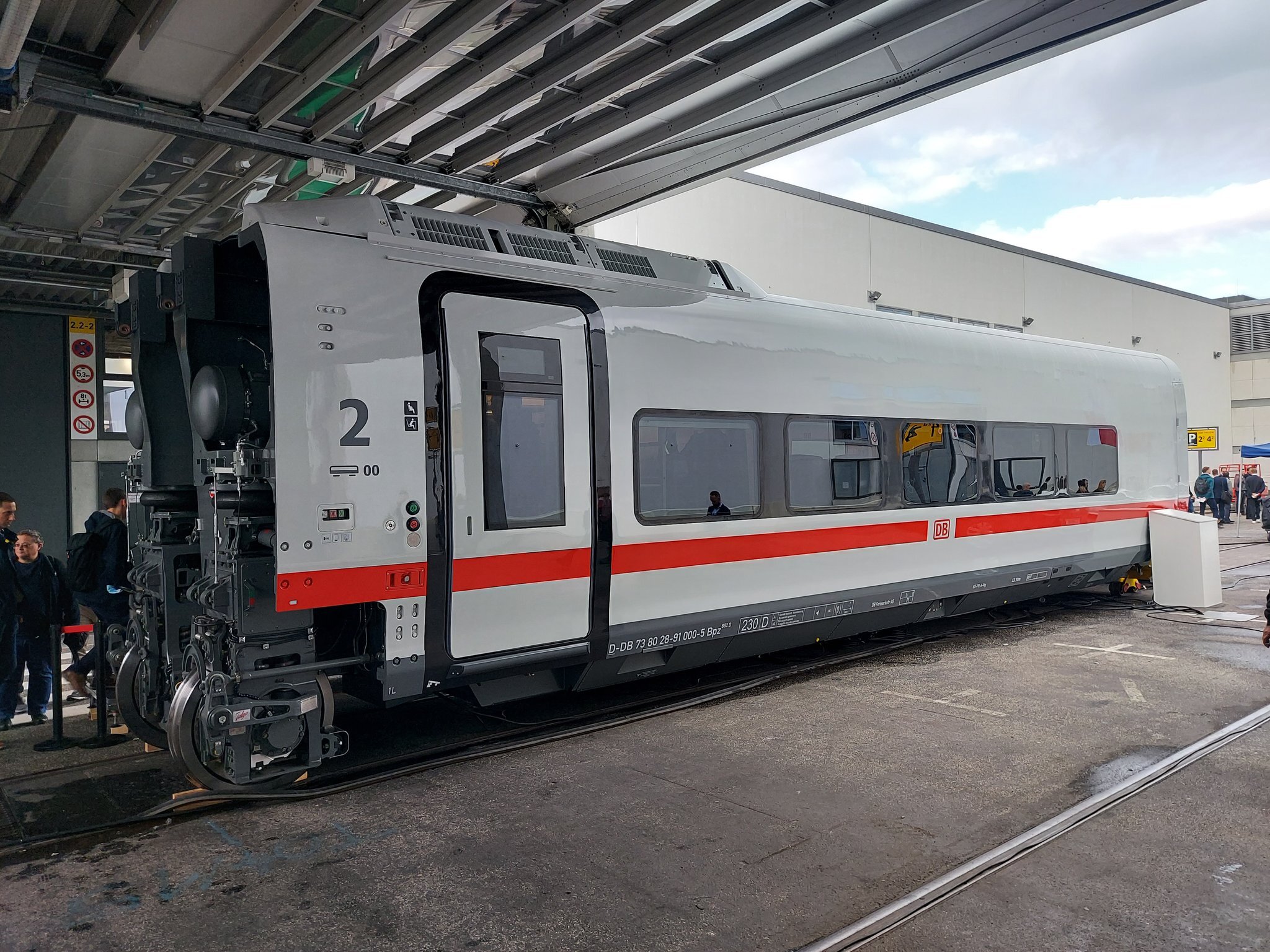 Экстерьер низкопольного вагона локомотивной тяги поездов Deutsche Bahn ICE L производства Talgo
