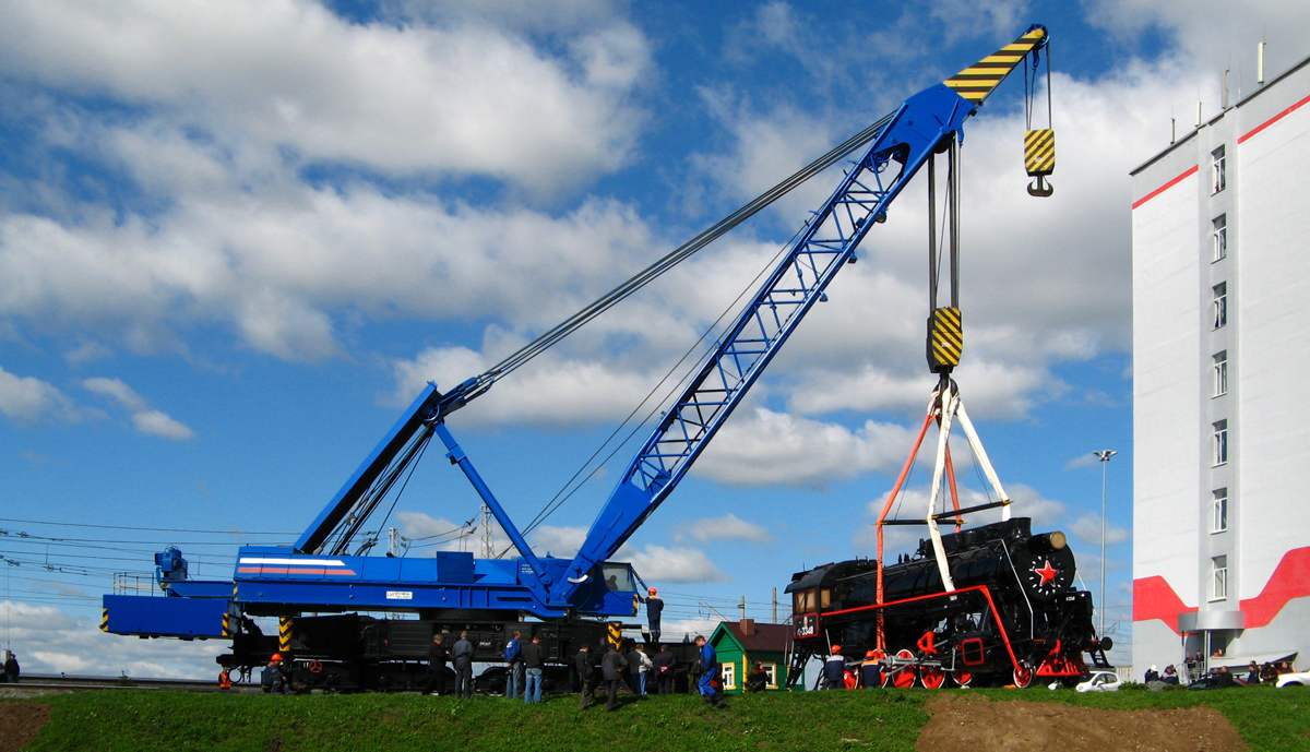 Кран ЕДК-1000 устанавливает паровоз-памятник на экспериментальном кольце ВНИИЖТ, 2012 год