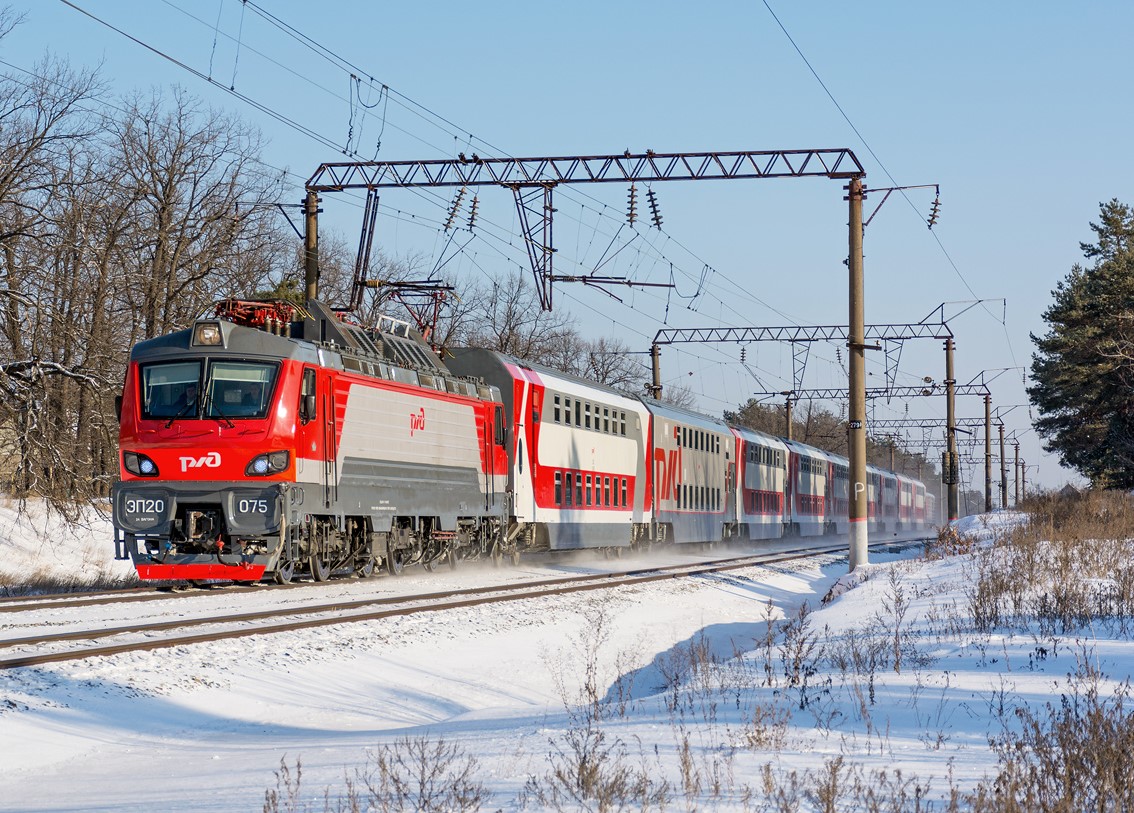 Электровоз ЭП20 с двухэтажными пассажирскими вагонами на линии Санкт-Петербург — Адлер, 2021 год