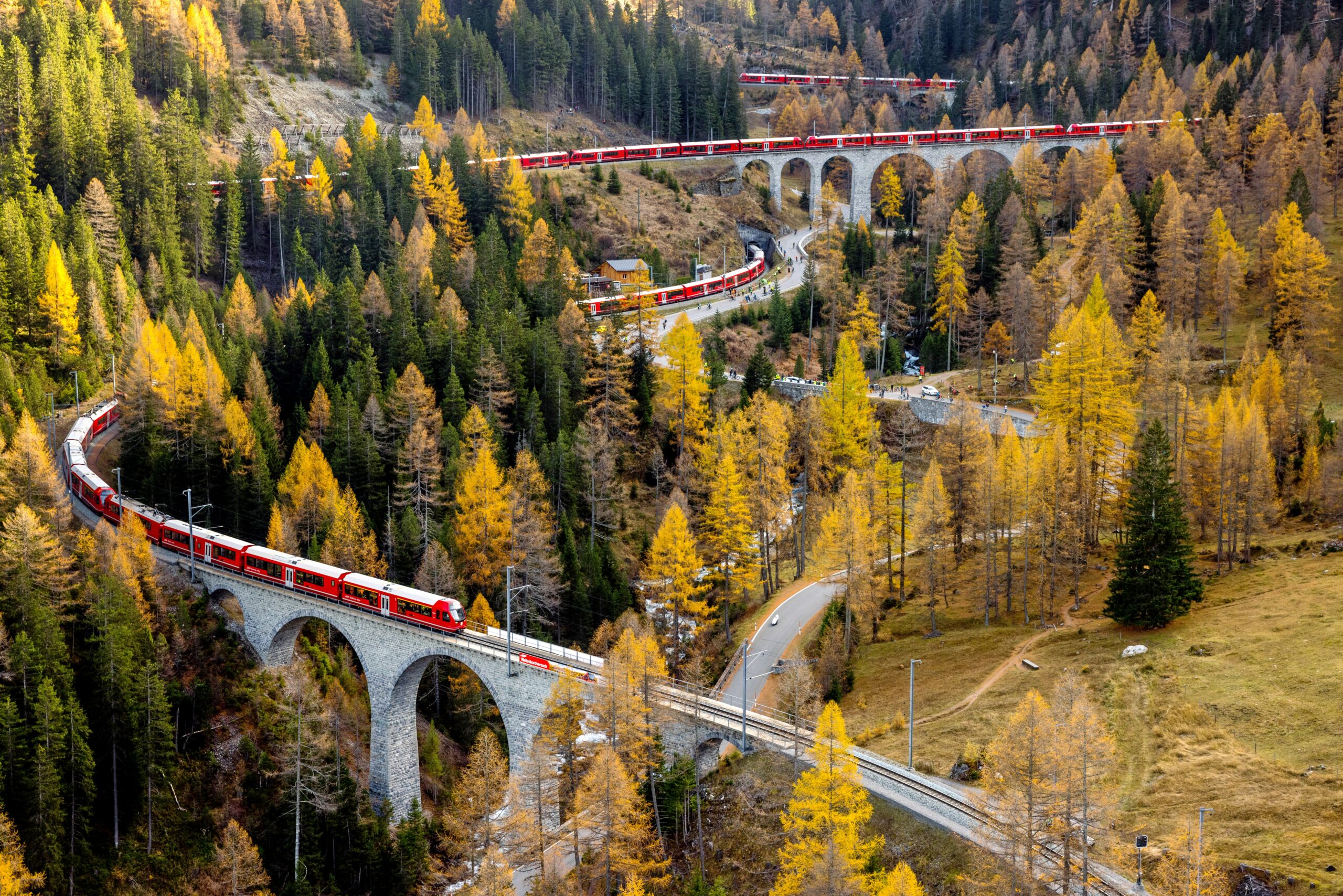 100-вагонный поезд RhB во время установления мирового рекорда в Швейцарии, 29 октября 2022 года