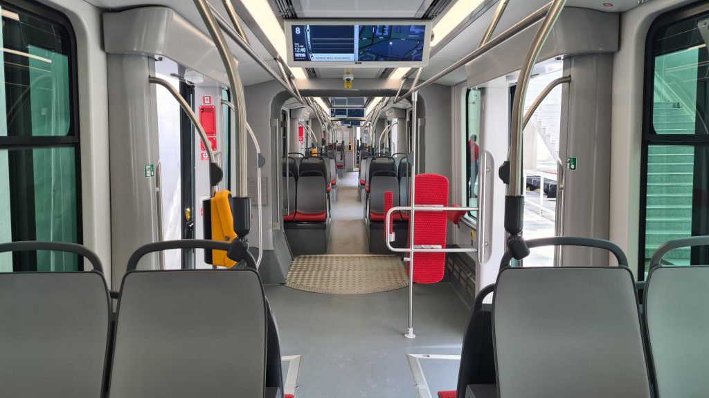 Салон трехсекционного трамвая ForCity Smart 45T для Брно