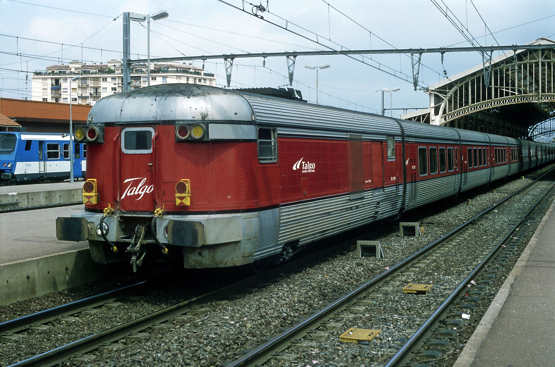 Поезд Talgo III на вокзале Перпиньяна в 2003 году
