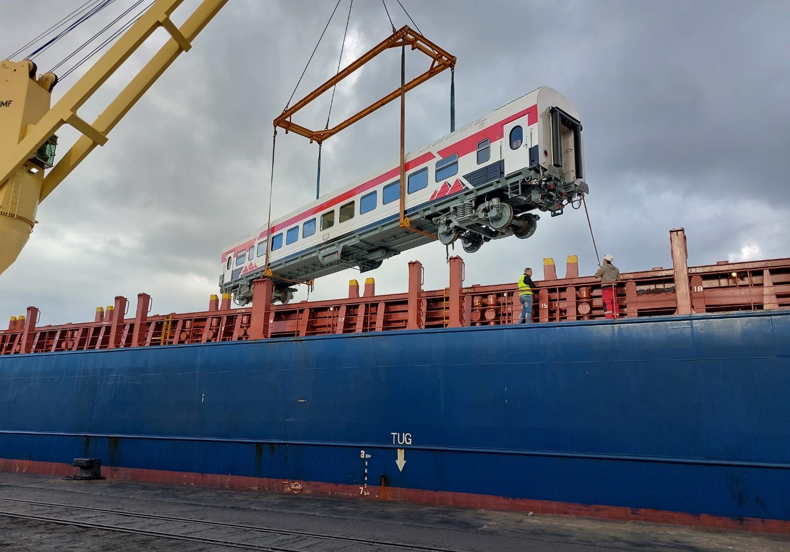 Выгрузка пассажирского вагона третьего класса для ENR в порту Александрии