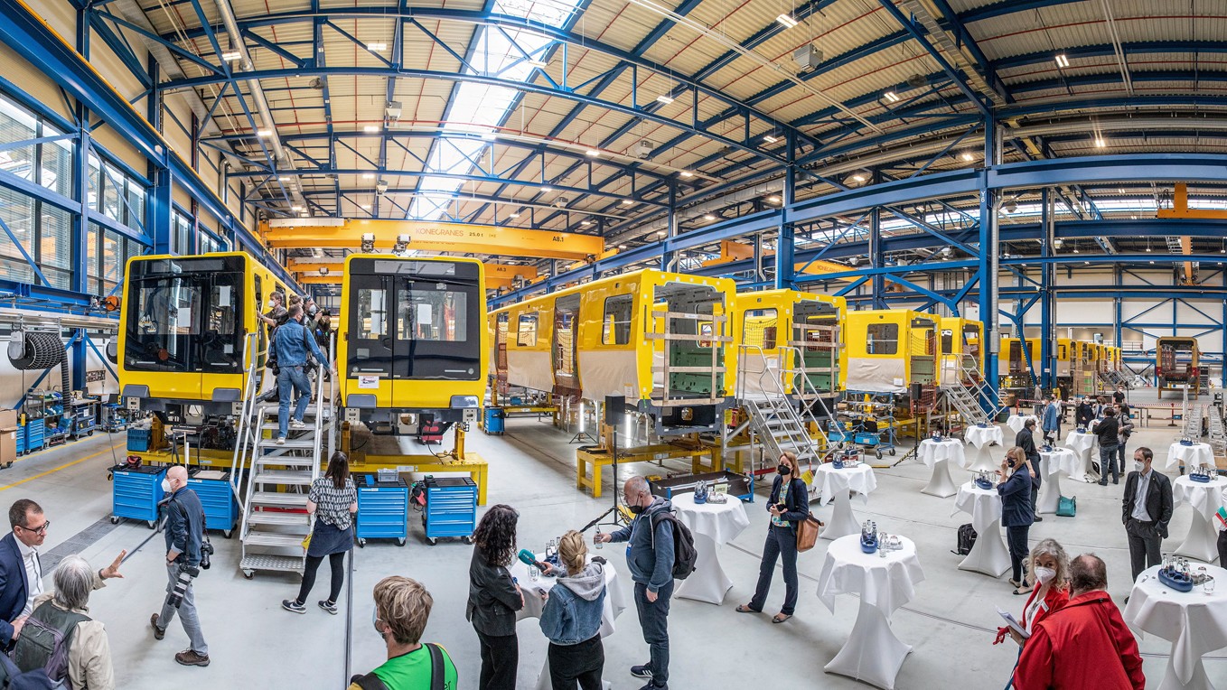 Сборка кузовов первых вагонов метро Stadler серии JK на заводе в Берлине