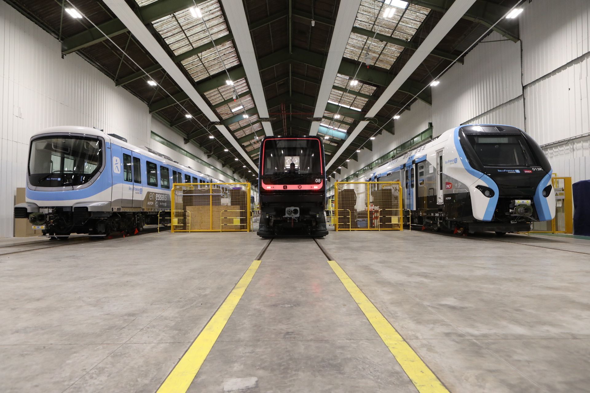 Поезд метро Metropolis, поезд метро MP14 и электропоезд X’Trapolis Cityduplex на заводе Alstom в Птит-Форе в ноябре 2022 год