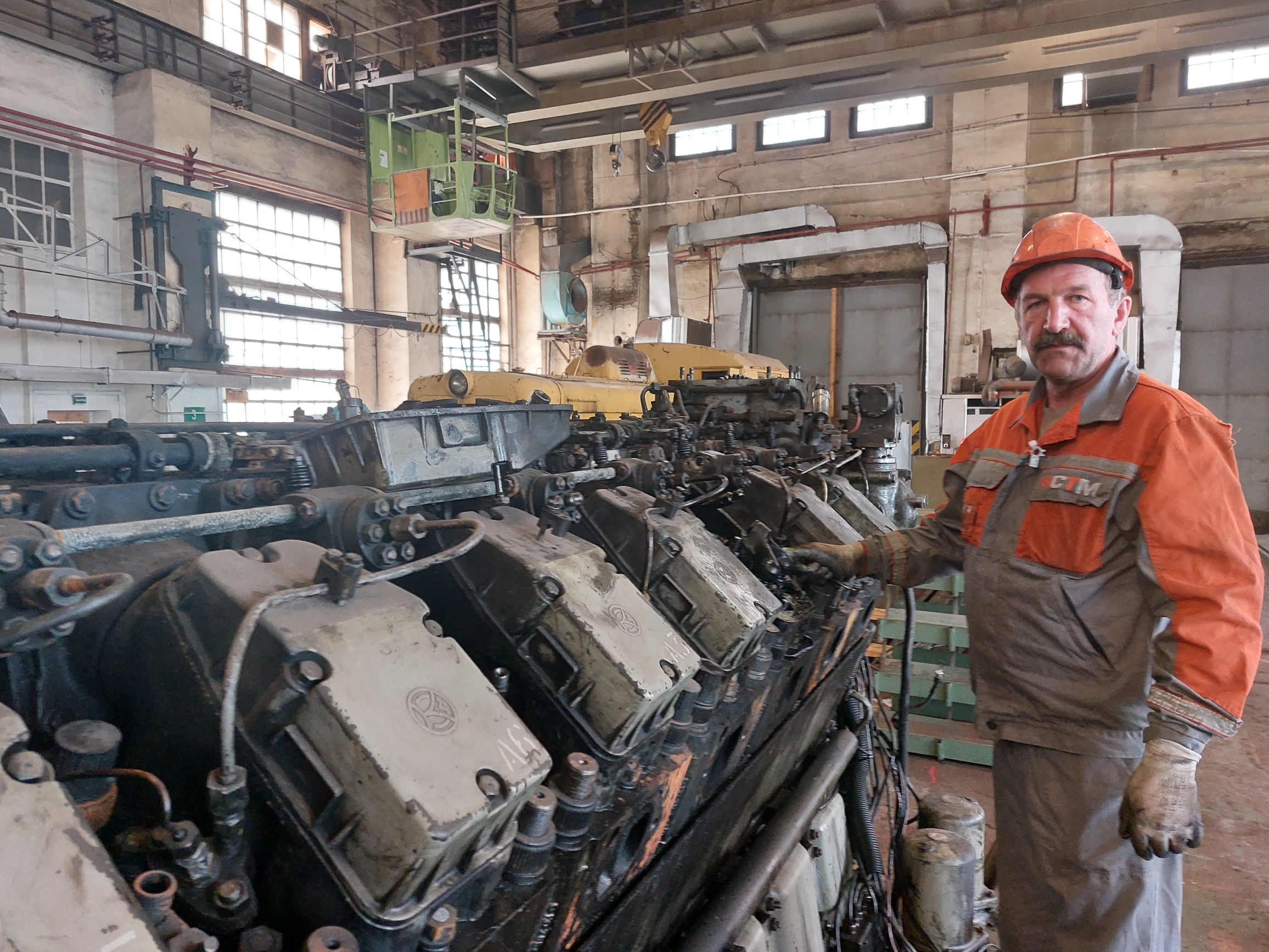 На участке по ремонту дизельных двигателей 18-9ДГ на Свердловском заводе «Ремпутьмаш»