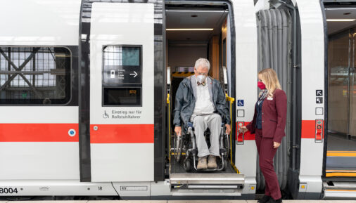 Отдельный вход для маломобильных пассажиров с подъемником для инвалидных колясок