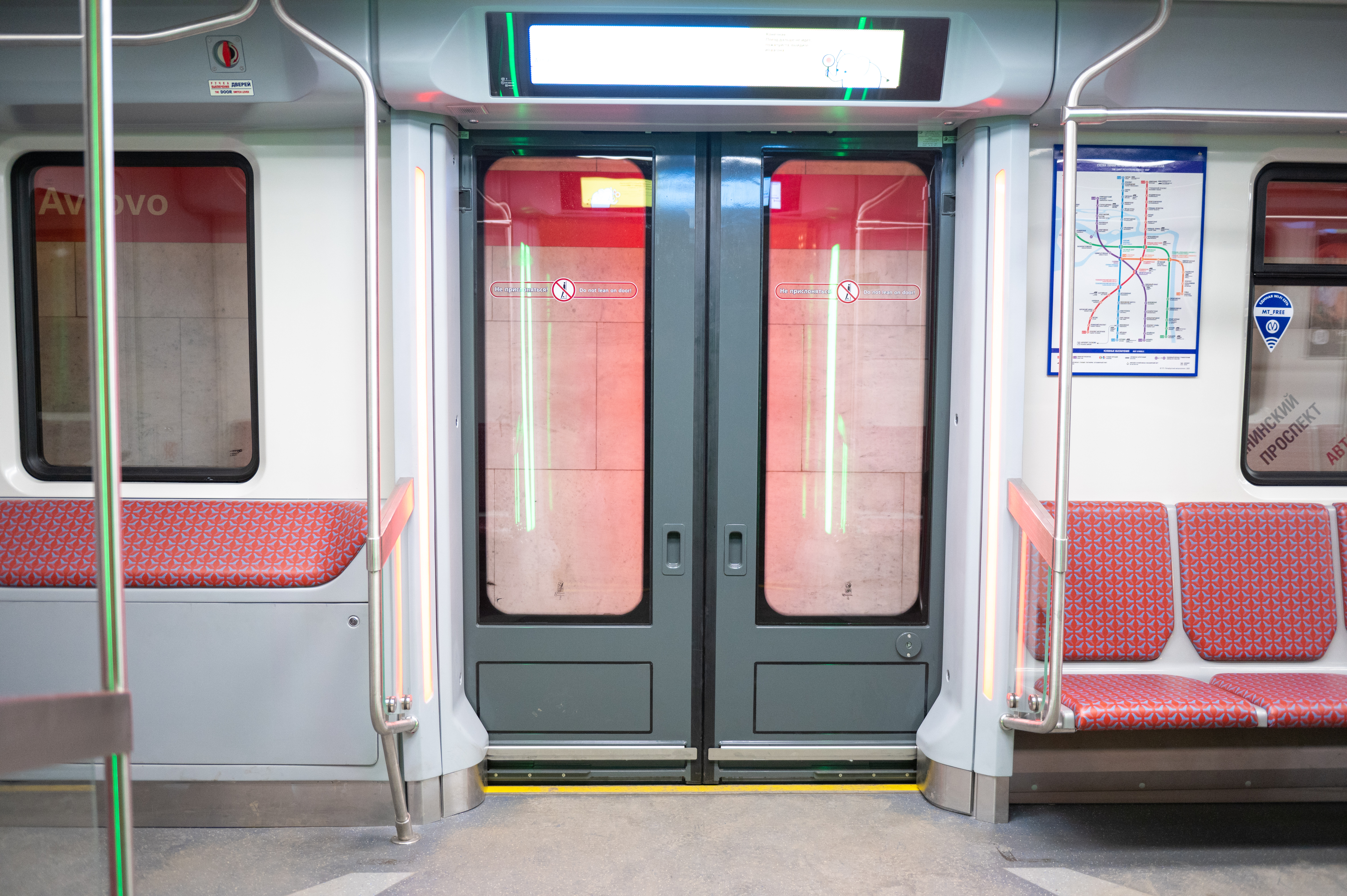 Прислонно-сдвижные двери со светодиодной подсветкой на вагонах поезда метро 81-725.1/726.1/727.1 «Балтиец»