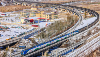 Самый мощный в мире электровоз Shen24 от CRRC способствует вывозу угля на севере Китая