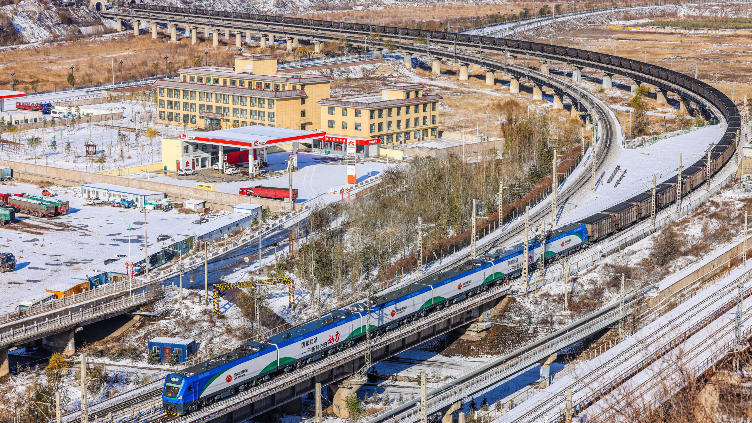 Грузовой электровоз Shen24 перевозит вагоны с углем на линии Шэньму — Шочжоу