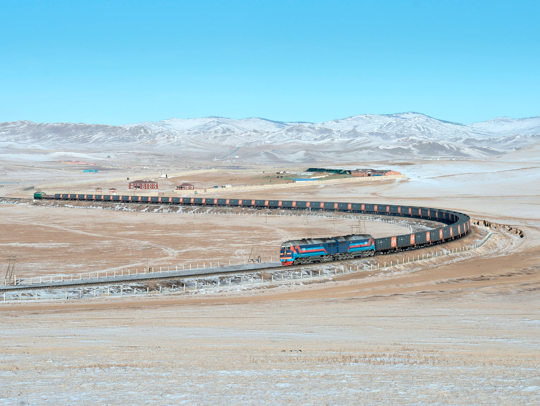 Грузовой поезд с полувагонами ТВСЗ в Монголии