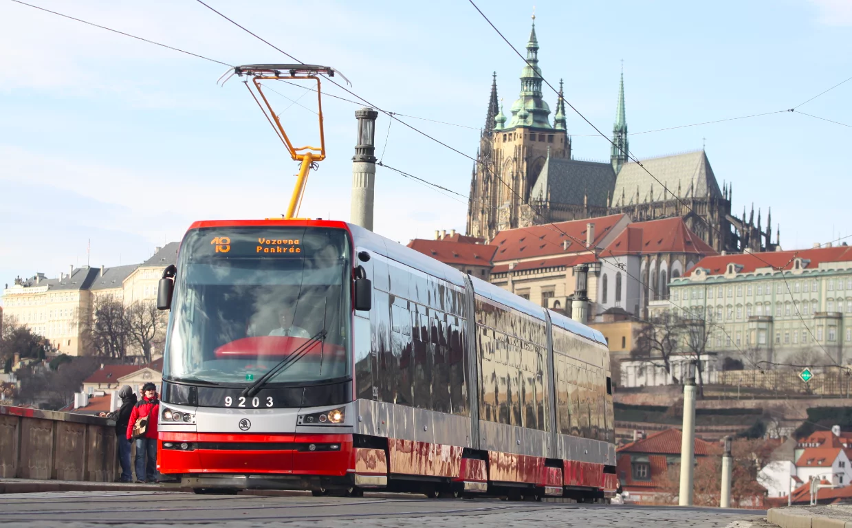 Первый низкопольный трамвай компании – Skoda ForCity 15T в Праге