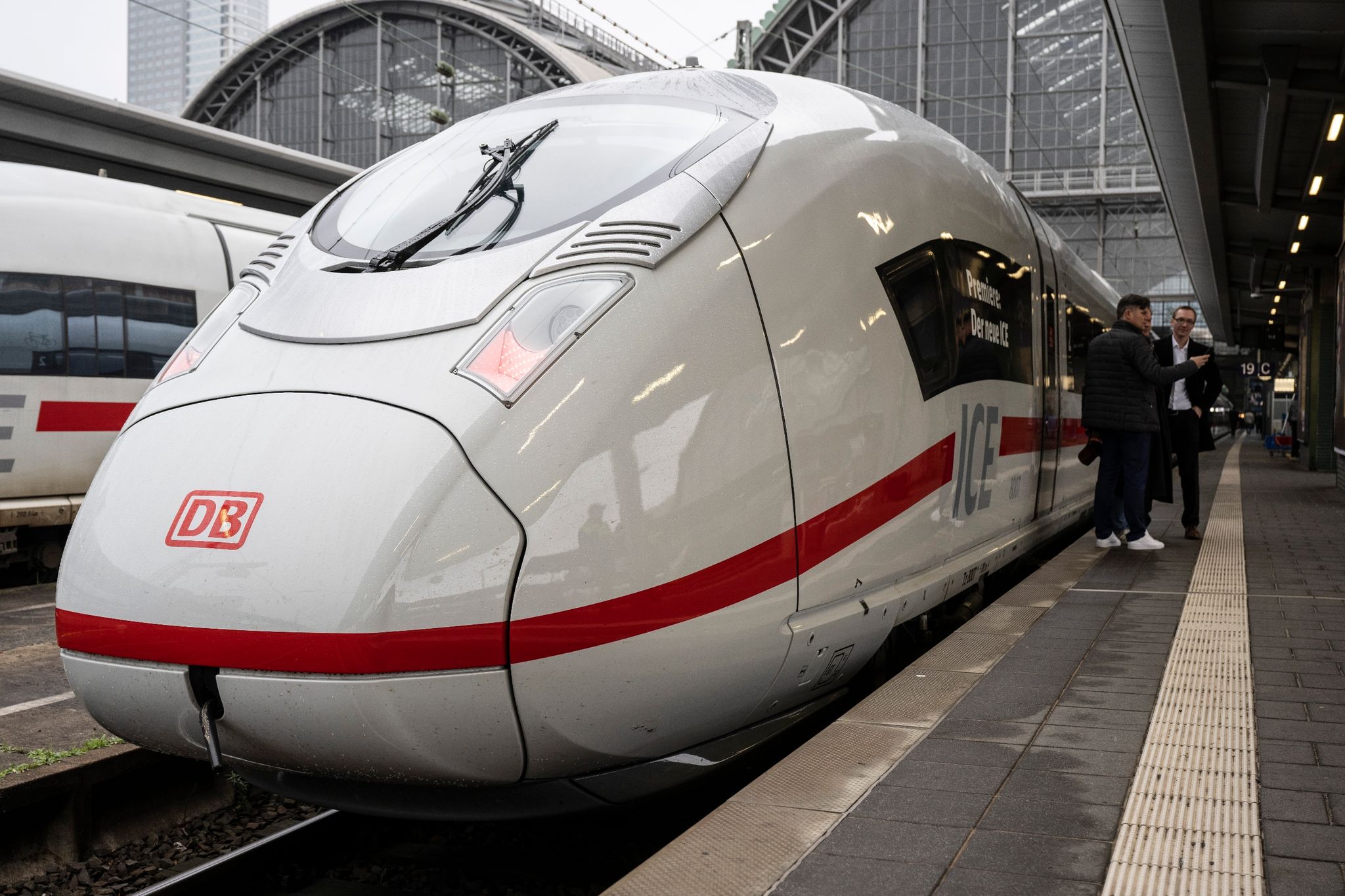 Первый высокоскоростной поезд Velaro MS (ICE 3neo) на центральном вокзале Франкфурта