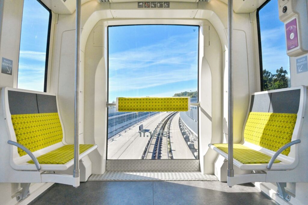Салон беспилотных поездов Siemens Cityval