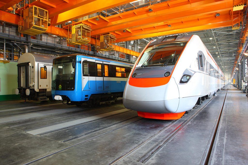 Пассажирский вагон, головной вагон метро модели 81-7036 и скоростной двухсистемный электропоезд ЭКр1 «Тарпан» на Крюковском вагоностроительным заводе