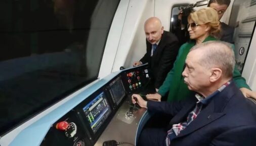 Делегация вместе с Министром транспорта и инфраструктуры Адилем Караисмаилоглу (крайний слева) и Президентом Турции Реджепом Тайипом Эрдоганом (крайний справа) в кабине машиниста поезда CRRC