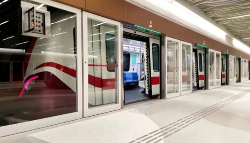 Платформенные двери на одной из станций линии M11 стамбульского метро.